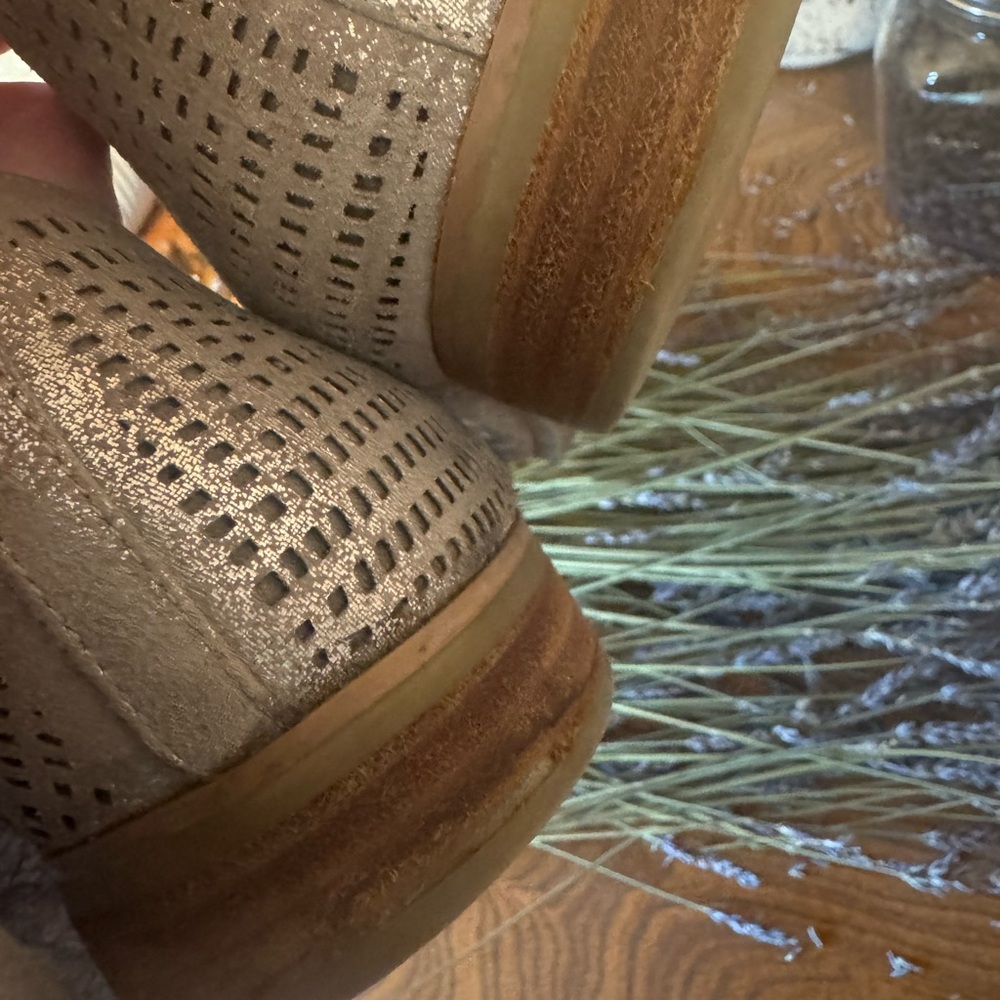 Crown Vintage Leather Gray Perforated Women's Flats - Picture 6 of 7